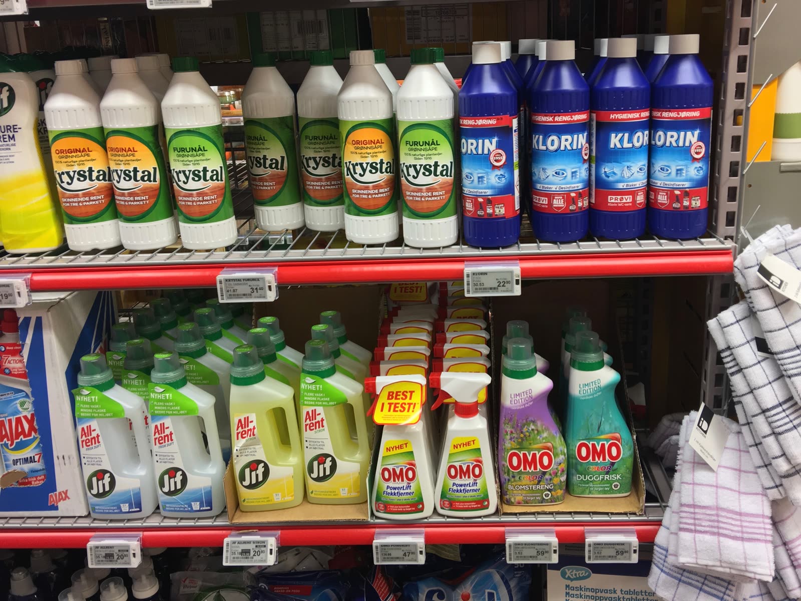 Bleach ("Klorin") and other cleaning products aisle in Coop Extra supermarket, Bergen Stormarked Shopping Mall, Norway 2017-10-25 a.jpg