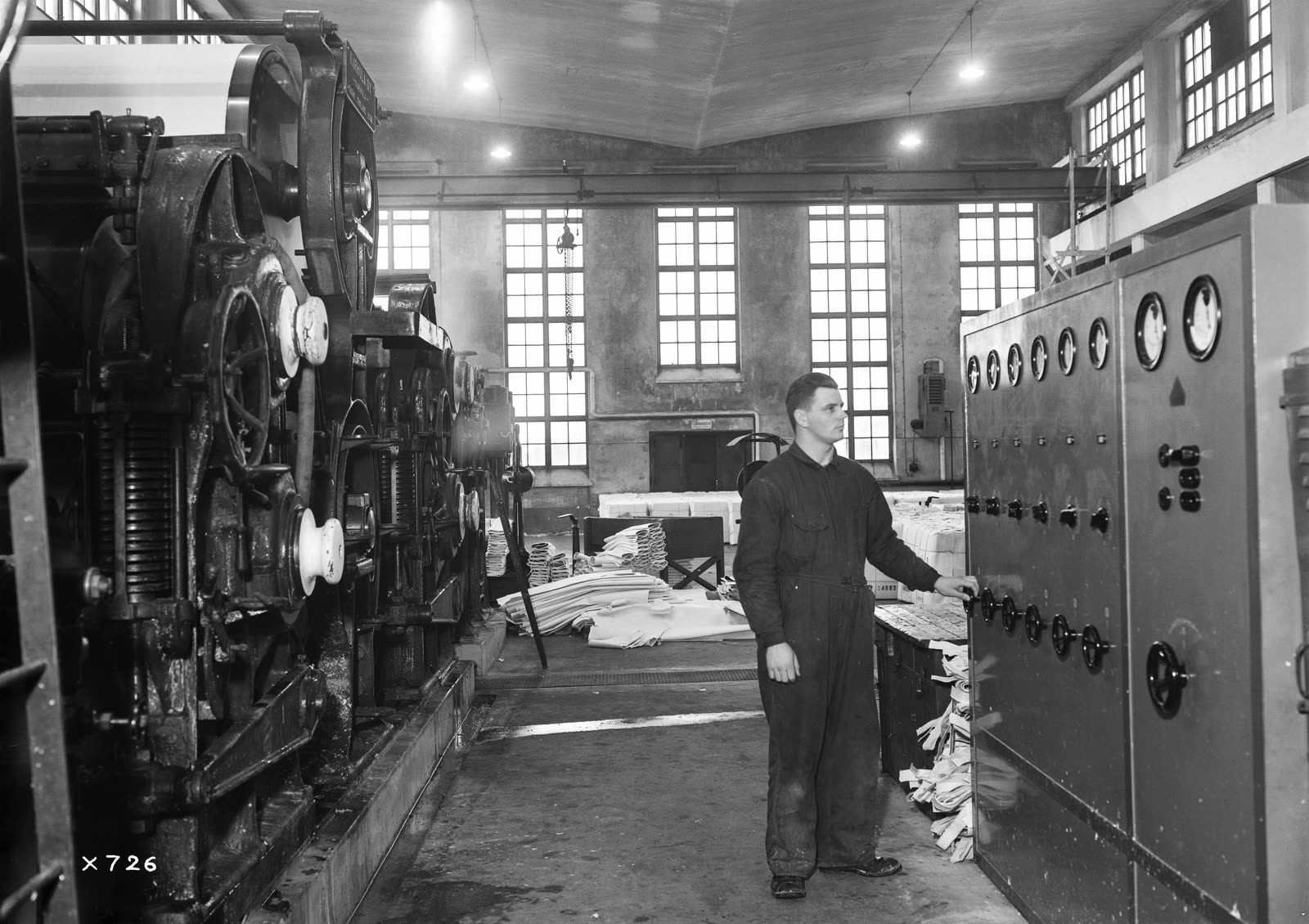 A factory hall, machinery and a worker of Toppila Oy 1936 (JOKAKAL3B-3879).tif