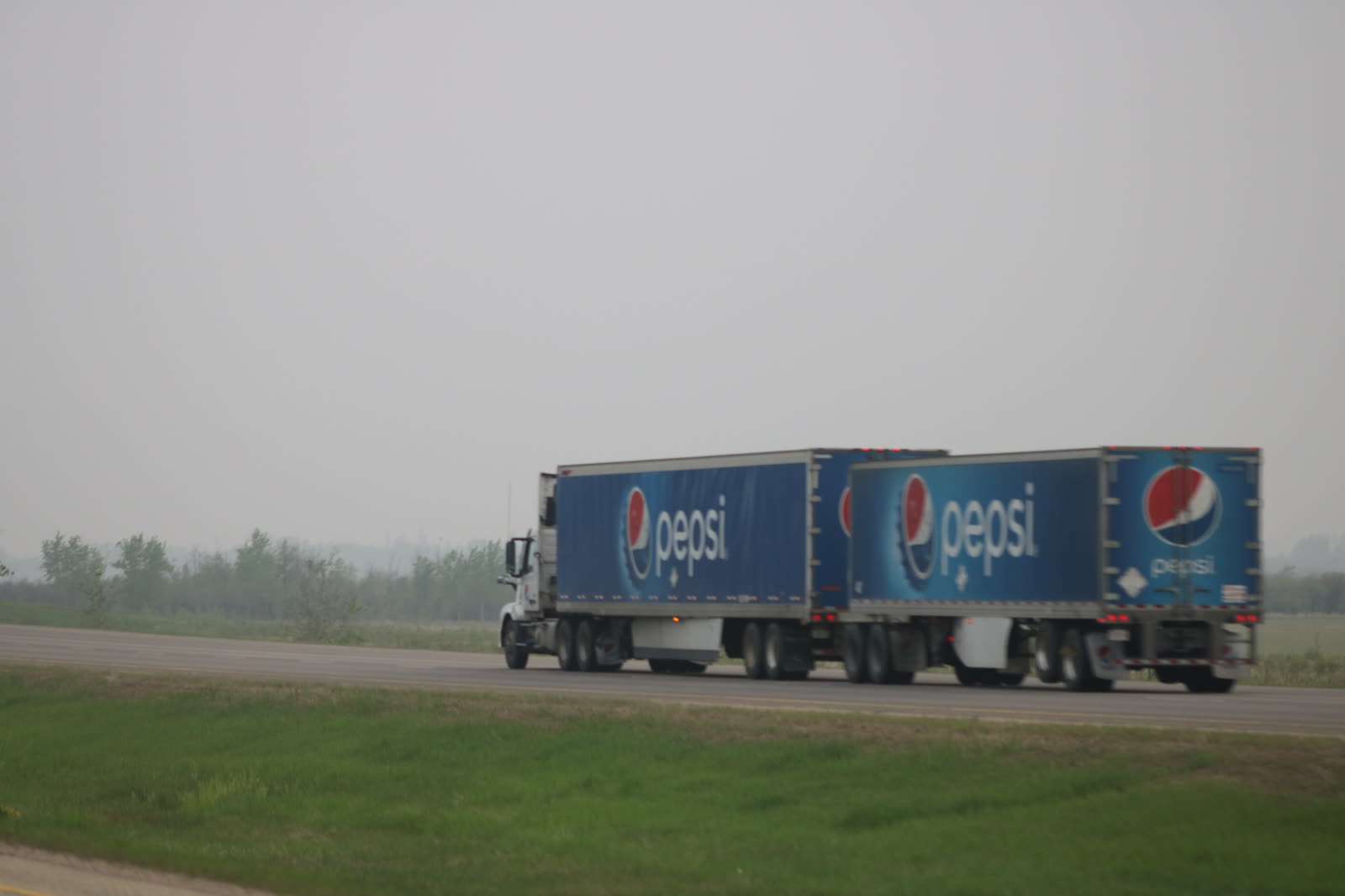 2019-05-31 Pepsi delivery truck in "turnpike double" configuration on Queen Elizabeth II Highway south north of Lacombe 0092.jpg